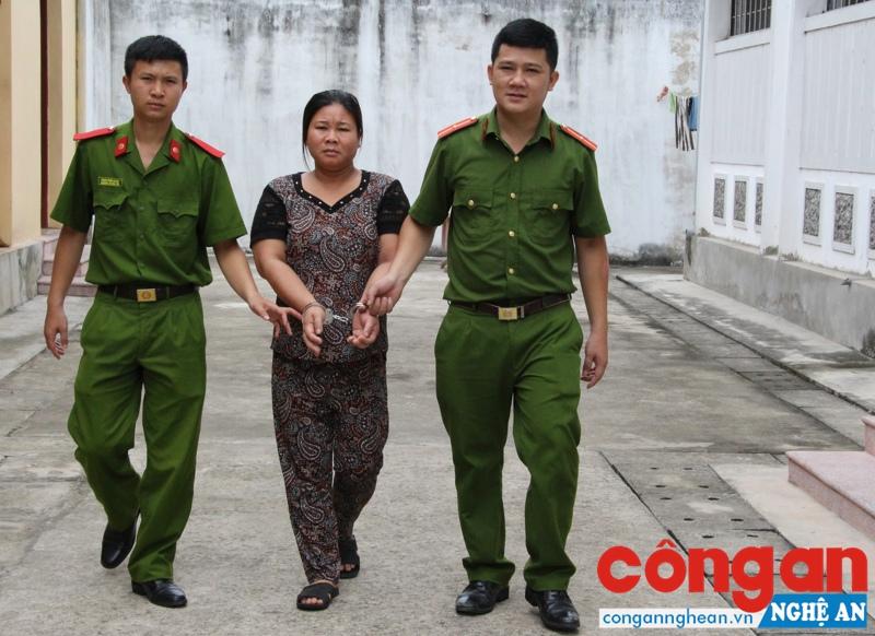  Cán bộ Công an huyện Diễn Châu dẫn giải đối tượng phạm tội ma túy về quy án