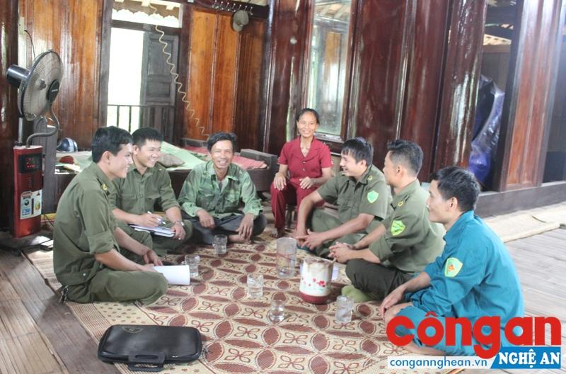 Công an xã Châu Hạnh đến nhà dân để tuyên truyền, phổ biến pháp luật