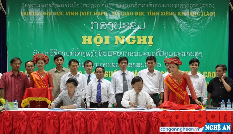 Trường Đại học Vinh và Sở Giáo dục tỉnh Xiêng Khoảng ký kết đào tạo nguồn nhân lực chất lượng cao