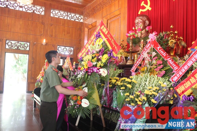 Dâng hoa báo công lên Bác