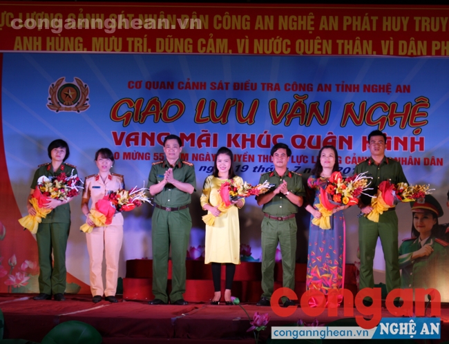 Đồng chí Đại tá Nguyễn Mạnh Hùng – Phó giám đốc, Thủ trưởng CQCSĐT và Thượng tá Nguyễn Đức Hải – Phó giám đốc Công an tỉnh tặng hoa lưu niệm cho các đơn vị phối hợp tham gia biểu diễn trong chương trình 