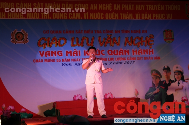 Tiết mục đơn ca của đồng chí Quốc Việt - Phòng Cảnh sát hình sự