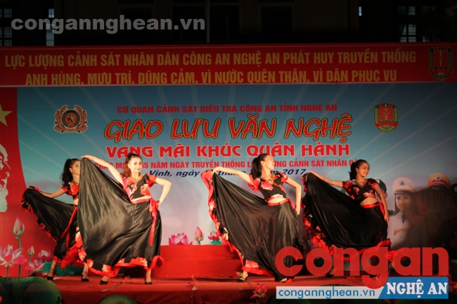 Tiết mục nhảy flamenco của Hội phụ nữ xã Nghi Phú