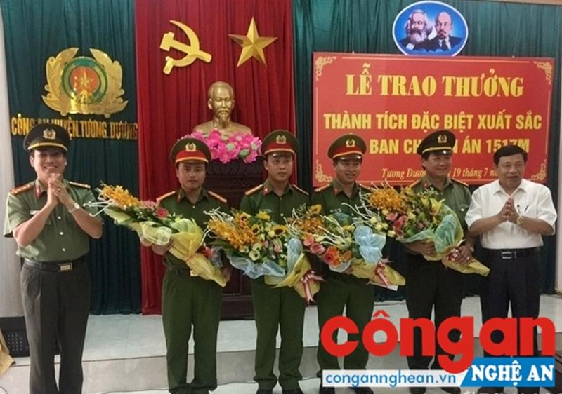 Đồng chí Nguyễn Xuân Đường, Chủ tịch UBND tỉnh và đồng chí Đại tá Lê Khắc Thuyết, Phó Giám đốc Công an tỉnh trao thưởng cho Ban chuyên án