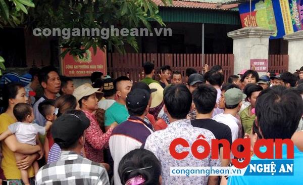 Hàng trăm người dân quá khích bao vây trụ sở Công an phường Nghi Thủy, TX Cửa Lò vì tin đồn người phụ nữ bắt cóc trẻ em