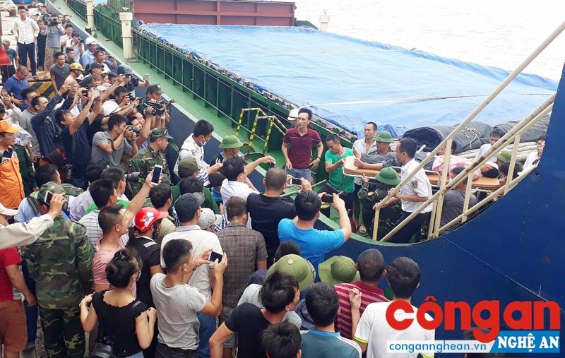 Con tàu Thanh Thành Đạt cập bến đưa anh Sáng vào bờ cấp cứu