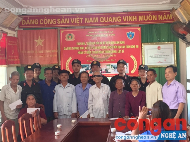 Lãnh đạo Phòng cùng Đoàn thanh niên, Hội phụ nữ và Công đoàn Phòng CSCĐ trao quà cho các gia đình thương binh liệt sĩ