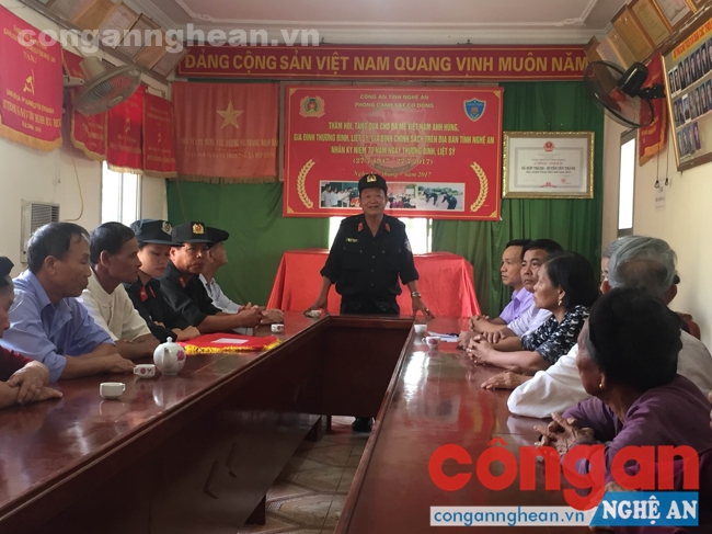 Đồng chí Đại tá Nguyễn Trọng Đối - Trưởng phòng CSCĐ thay mặt Đoàn chúc sức khỏe các mẹ Việt Nam anh hùng và các gia đình thương binh liệt sĩ nhân ngày 27/7