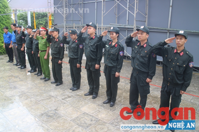 Đoàn tổ chức dâng hoa, dâng hương tại Nghĩa trang liệt sĩ Việt - Lào
