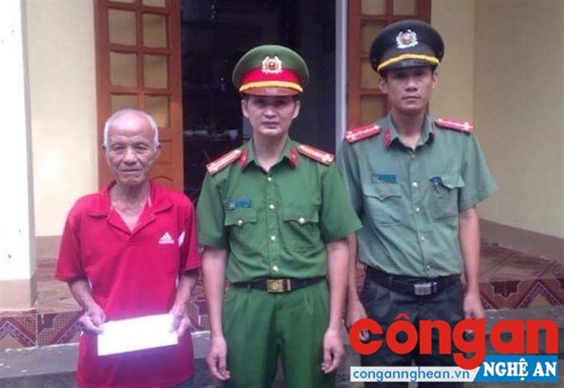 Lãnh đạo, CBCS Công an huyện bàn giao nhà tình nghĩa cho người dân trên địa bàn