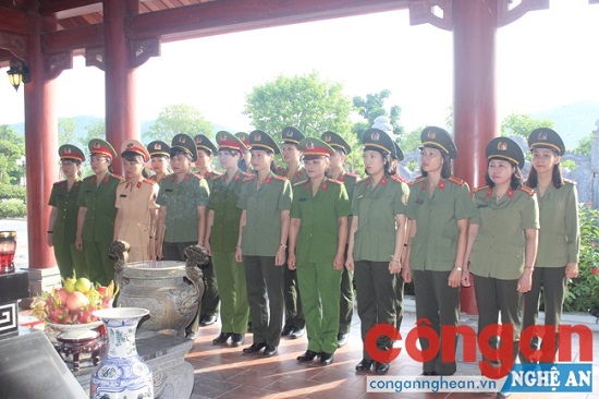 Đoàn dâng hương tại mộ 13 TNXP