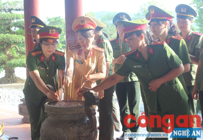 Hội viên hội phụ nữ dâng hoa tại phần mộ 13 TNXP