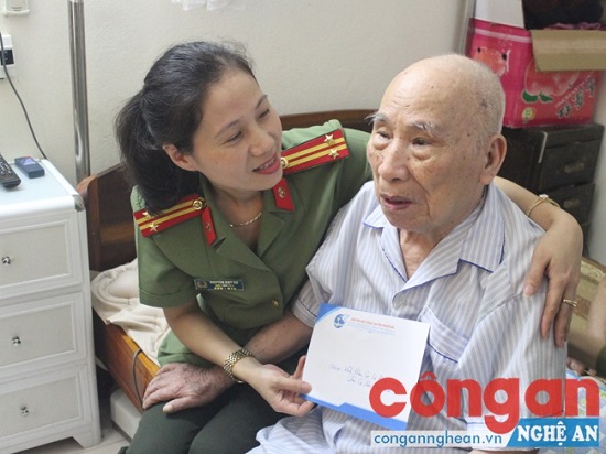 Thăm và tặng quà cho các đồng chí lão thành cách mạng trong lực lượng công an  