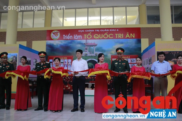 Trao tặng kỷ vật cho Bảo tàng QK4 phục vụ trưng bày, giới thiệu