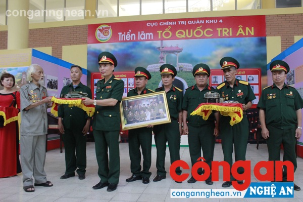 Trao hiện vật cho bảo tàng phục vụ công tác trưng bày, lưu giữ