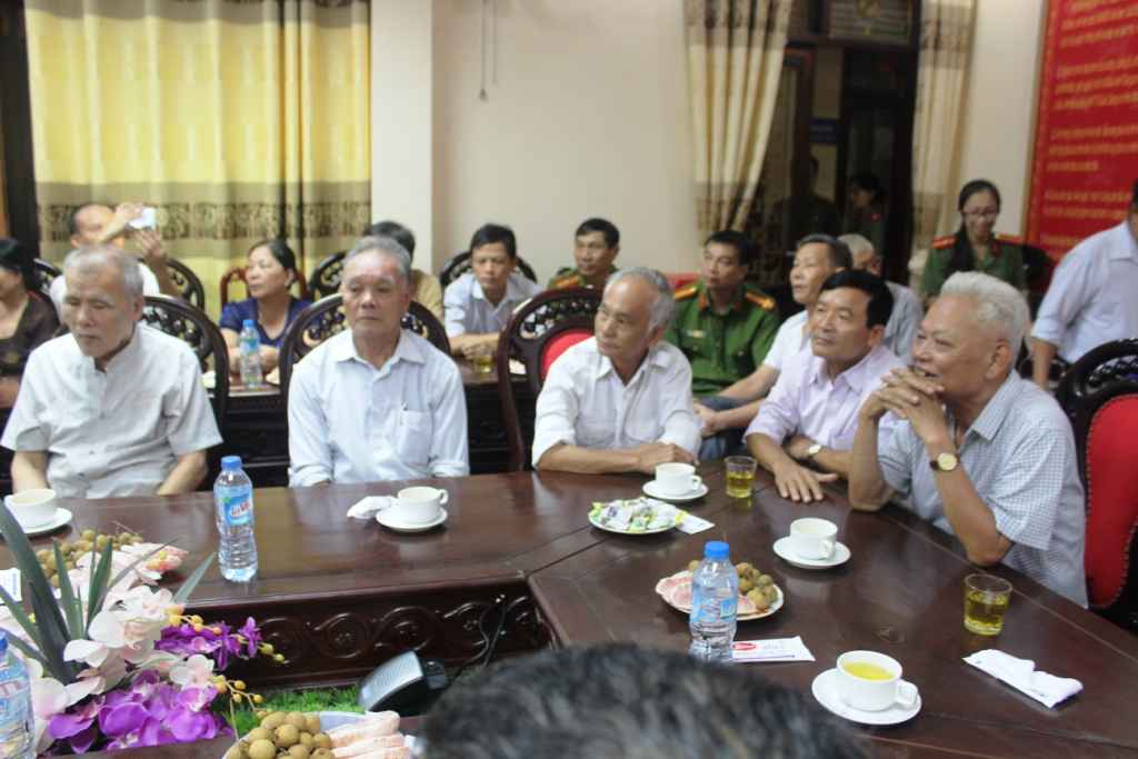 Các cán bộ công an lão thành vui mừng vì những kết quả mà Công an thành phố Vinh đạt được trong thời gian qua