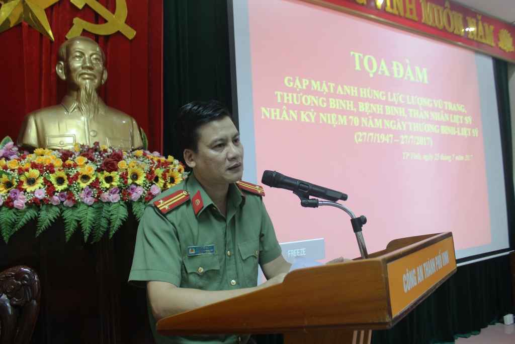Đại diện lãnh đạo công an thành phố Vinh cảm ơn những đóng góp của các đ/c công an lão thành