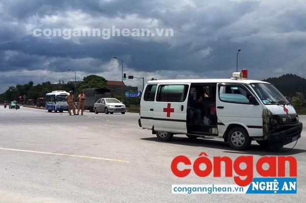 Chiếc xe cứu thương của Bệnh viện Tâm thần Nghệ An sau đấu giá vẫn mang biển xanh, gắn đèn ưu tiên và còi hú như xe công