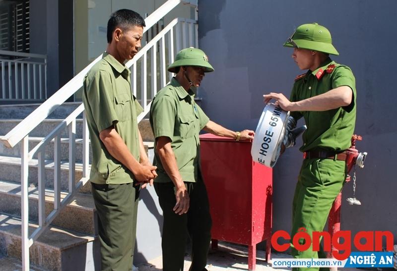Cán bộ Cảnh sát PC&CC hướng dẫn đội PC&CC cơ sở sử dụng, bảo quản phương tiện chữa cháy