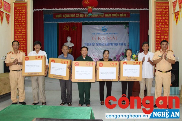 Phòng Cảnh sát đường thủy thăm và tặng quà các gia đình chính sách tại khối 15, phường Bến Thủy (TP.Vinh). 
