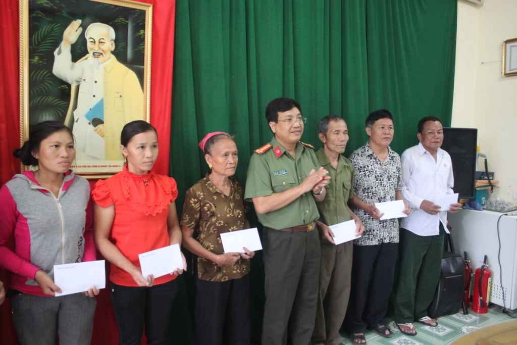 Thăm, tặng quà tại Tiền Phong, Quế Phong