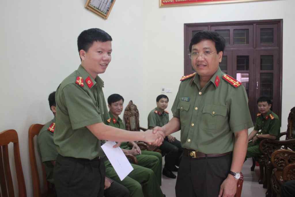 Thăm, tặng quà cho đồng chí Vi Văn Sáng, Đội phó Đội tham mưu, tổng hợp Công an huyện Quỳ Hợp