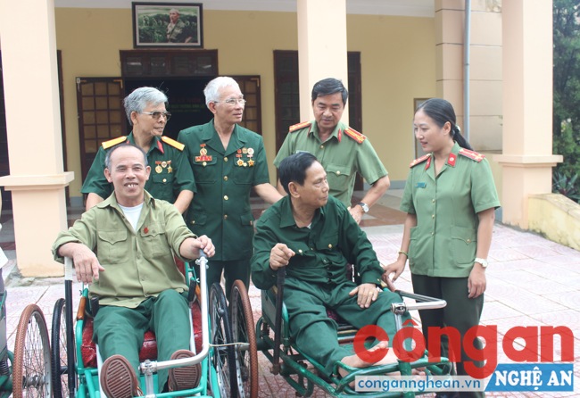 Thăm hỏi, động viên các thương bệnh binh ở trung tâm