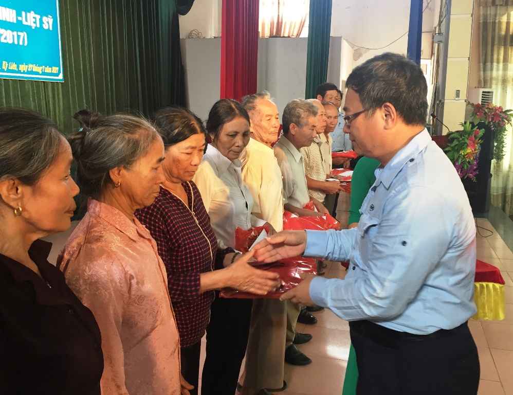 Đại diện Formosa trao quà cho các gia đình chính sách