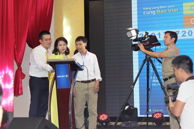 Khách hàng quay số trúng thưởng