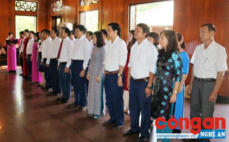 Đồng chí Hồ Phúc Hợp, Ủy viên BTV Tỉnh ủy, Trưởng ban Tuyên giáo Tỉnh ủy cùng các đại biểu dâng hoa, dâng hương báo công lên Chủ tịch Hồ Chí Minh tại Khu di tích Kim Liên