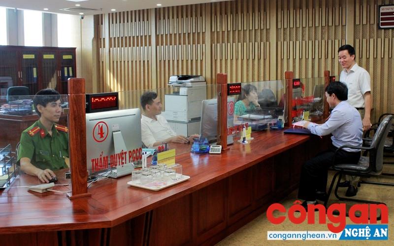Doanh nghiệp được tư vấn ở Bộ phận “Một cửa liên thông” tại Trung tâm Xúc tiến và Hỗ trợ đầu tư tỉnh