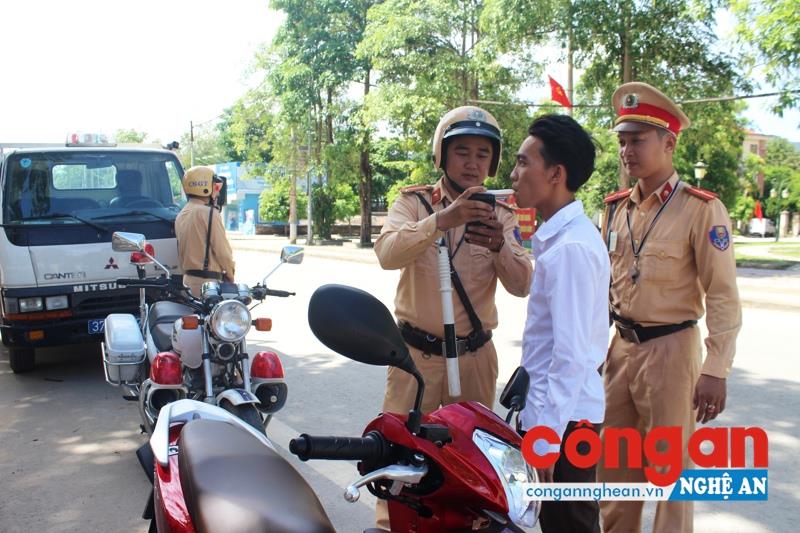 Đội CSGT Công an huyện Quỳ Châu tăng cường kiểm tra, xử lý vi phạm nồng độ cồn