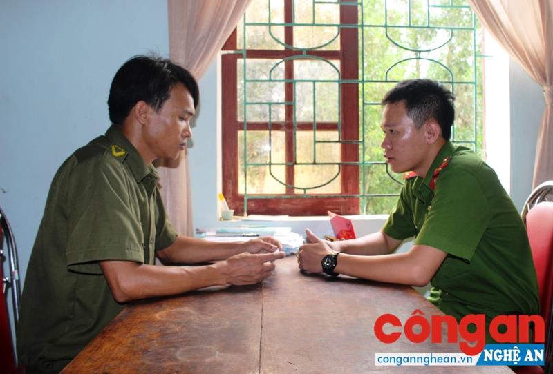 Cán bộ Công an huyện Hưng Nguyên và Công an xã Hưng Xá trao đổi công tác đảm bảo ANTT tại cơ sở