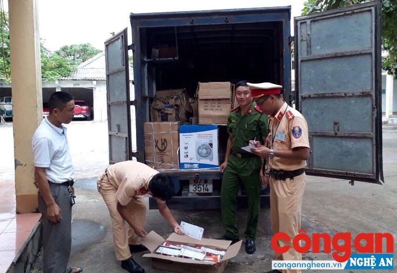 CBCS Đội CSGT-TT-CĐ Công an huyện Thanh Chương phối hợp với các đội nghiệp vụ phát hiện, xử lý xe ôtô vận chuyển hàng hóa không rõ nguồn gốc