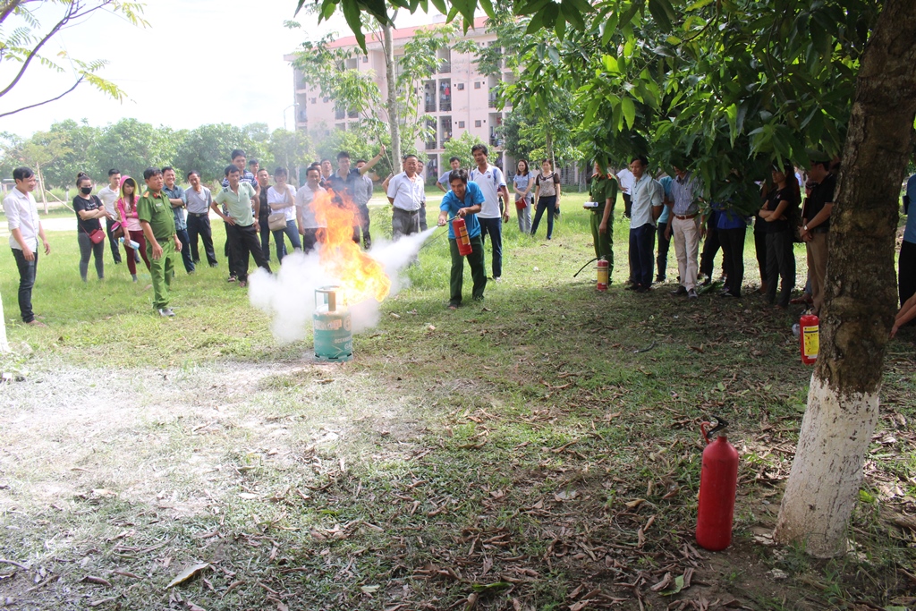 Các học viên thực hành kỹ năng xử lý bình gas bị rò rỉ