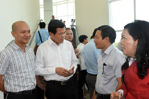 Đồng chí Nguyễn Hồng Lĩnh, Ủy viên Trung ương Đảng, Bí thư Tỉnh ủy, Chủ tịch HĐND tỉnh trao đổi với các DN bên lề hội nghị