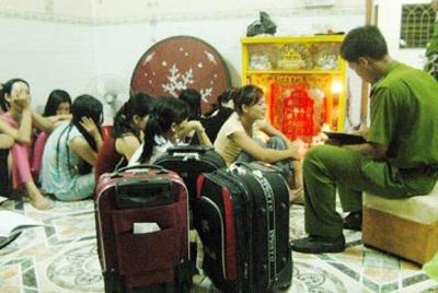 Tiếp nhận nạn nhân bị mua bán trở về