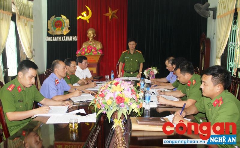 Lãnh đạo Công an TX Thái Hòa và Viện Kiểm sát nhân dân cùng cấp trao đổi, thống nhất trong công tác tố tụng