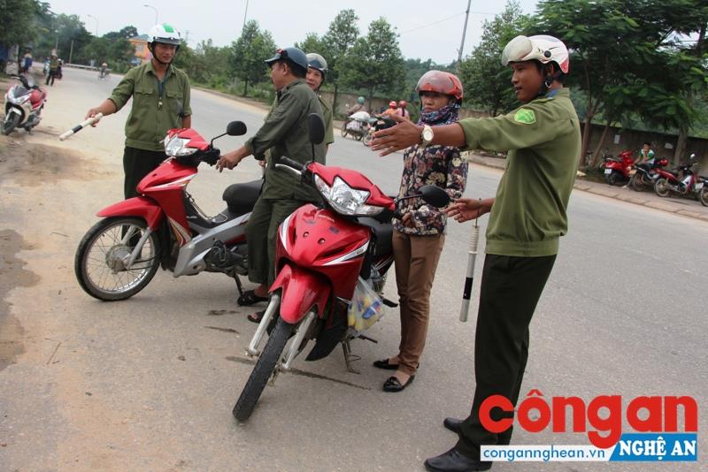 Công an thị  trấn Quỳ Hợp hướng dẫn người dân để xe đúng nơi quy định, không lấn chiếm hành lang ATGT