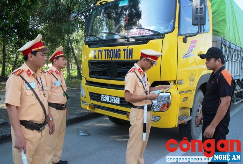 Lực lượng CSGT Công an TX Cửa Lò tăng cường kiểm tra, xử lý các vi phạm TTATGT trên địa bàn