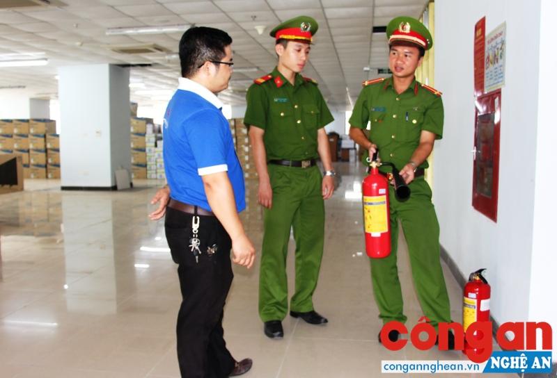 Cán bộ Phòng Cảnh sát PC&CC số 1 hướng dẫn các thao tác sử dụng bình PCCC cho quản lý Siêu thị điện máy Trần Anh