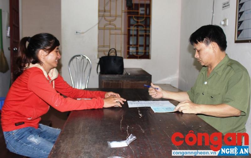 Công an thị trấn Đô Lương giải quyết thủ tục hành chính cho người dân