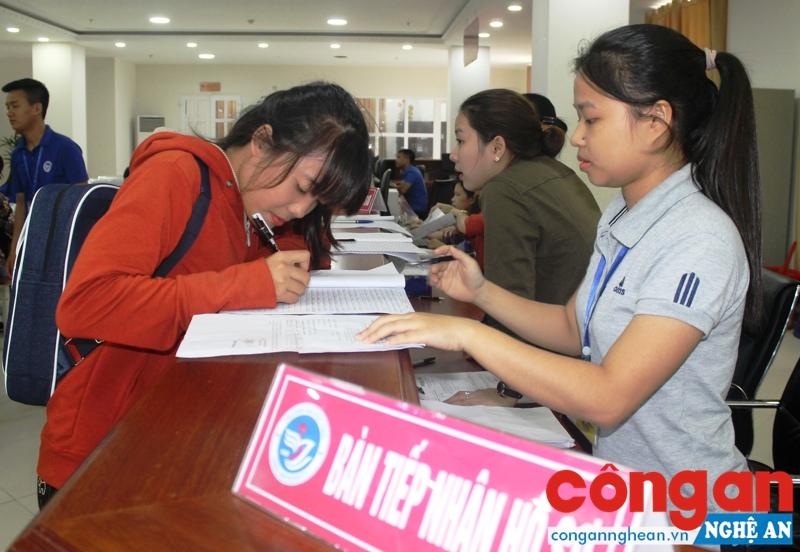 Thí sinh làm thủ tục đăng ký nhập học trong đợt xét tuyển ĐH đợt 1 - Ảnh: Huyền Thương