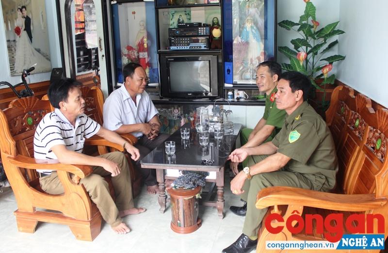 Lực lượng Công an trao đổi với giáo dân về tình hình ANTT trên địa bàn