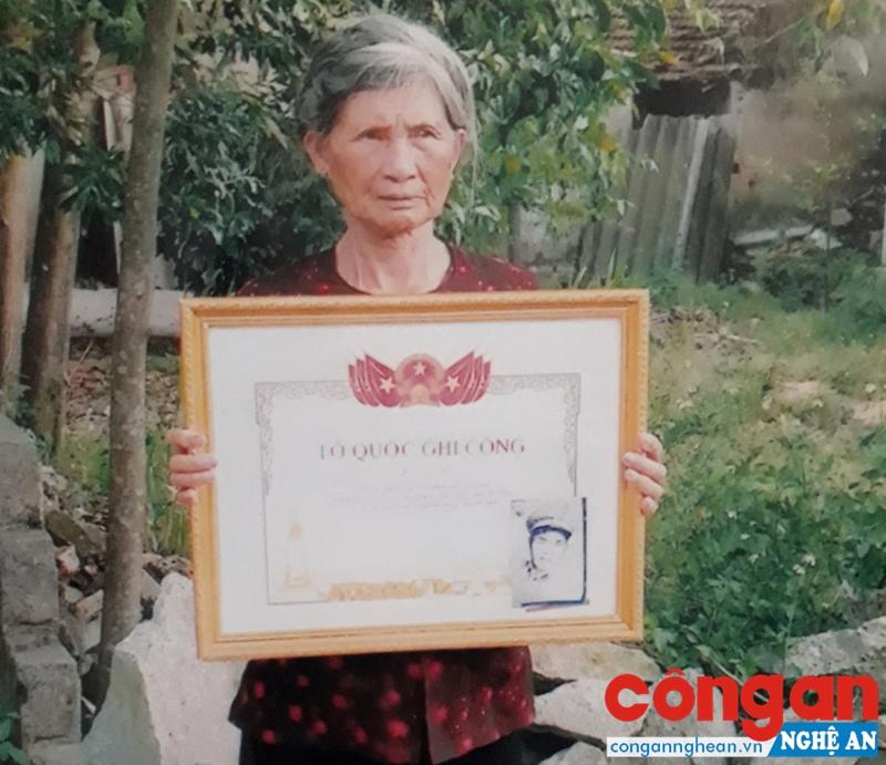 Bà Tịu bên mảnh đất của tổ tiên bị chiếm dụng