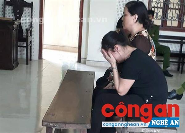 Lô Thị Sen úp mặt khóc nức nở khi nghe HĐXX tuyên phạt mức án chung thân