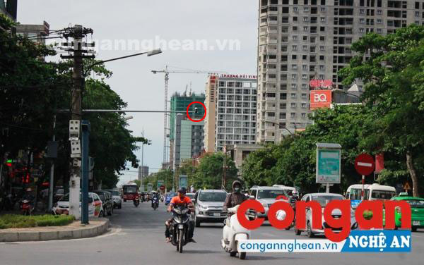 Bắt đầu từ ngày 7/8, hệ thống camera giám sát vi phạm TTATGT được thực hiện tại 4 điểm trên địa bàn TP Vinh (Trong ảnh: Hệ thống camera lắp đặt tại Ngã tư Quang Trung - Nguyễn Thái Học trên Quốc lộ 1A)
