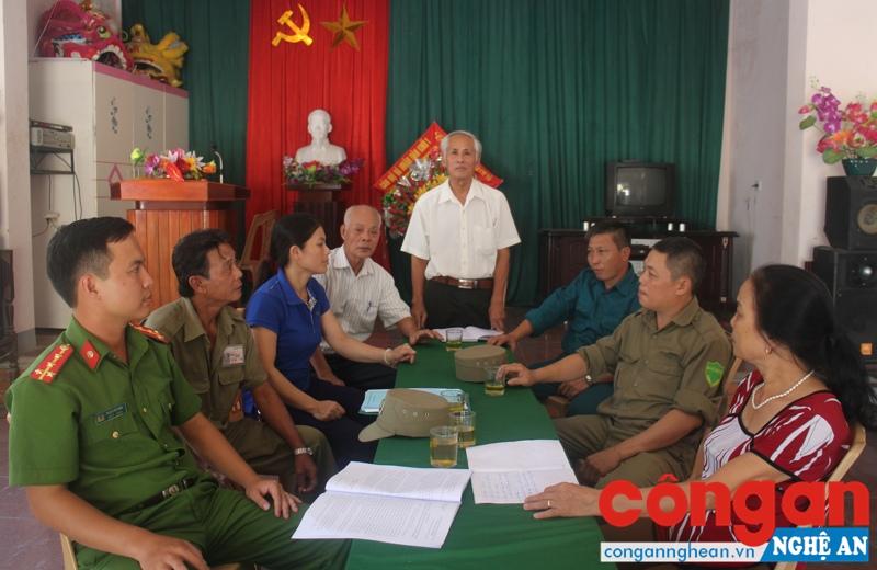 Cảnh sát khu vực trao đổi với Ban cán sự khối 1, phường Cửa Nam về tình hình ANTT tại cơ sở