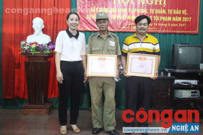 UBND phường Cửa Nam trao tặng Giấy khen cho 2 cá nhân đạt thành tích xuất sắc trong phong trào toàn dân bảo vệ ANTQ