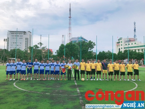 Tặng cờ và hoa cho hai đội bóng